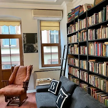 Apartment Redecorated Flat With Huge Library *