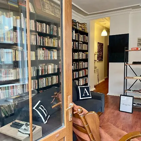 Apartment Redecorated Flat With Huge Library *
