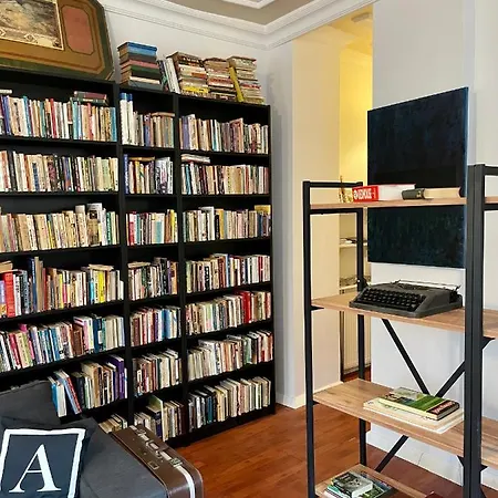 Apartment Redecorated Flat With Huge Library *