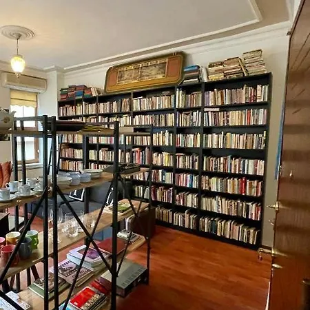 Apartment Redecorated Flat With Huge Library Istanbul
