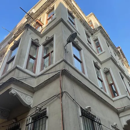 Redecorated Flat With Huge Library * Istanbul