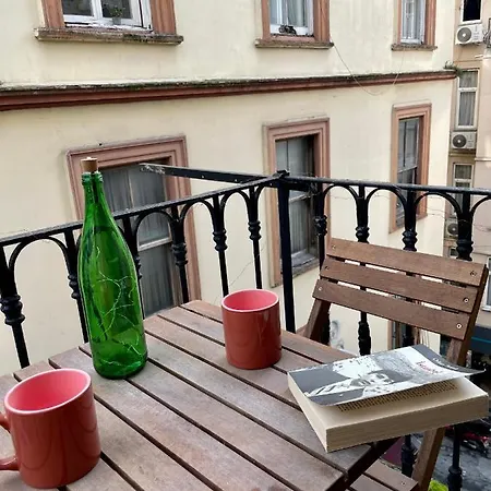 Redecorated Flat With Huge Library *