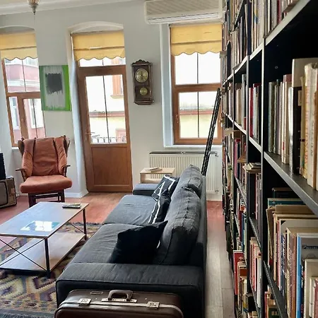 Apartment Redecorated Flat With Huge Library *
