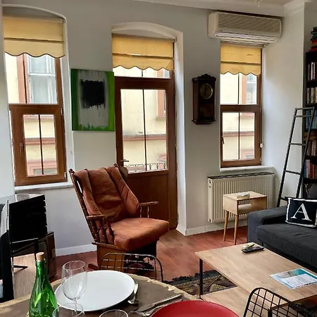 Redecorated Flat With Huge Library *